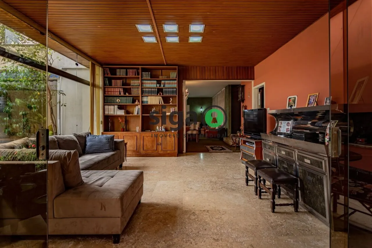 Imagem Casa a venda no Planalto Paulista, com 3 quartos e 6 vagas de garagem.