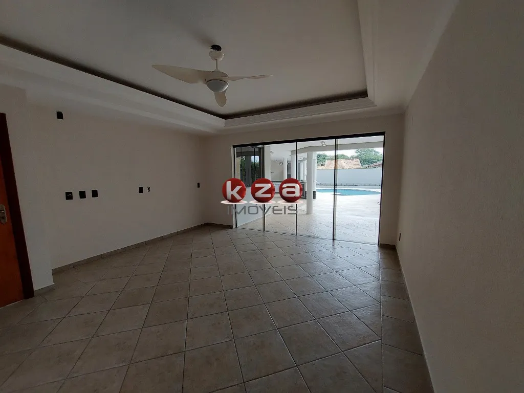 Imagem Imponente casa de alto padrão em condomínio à venda em Valinhos-SP, 4 quartos, 4 suítes, 3 salas, 8 banheiros, 4 vagas de garagem, 440m².