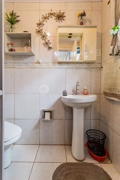Imagem Casa térrea com 3 dormitórios, amplo pátio e 2 vagas de garagem cobertas.