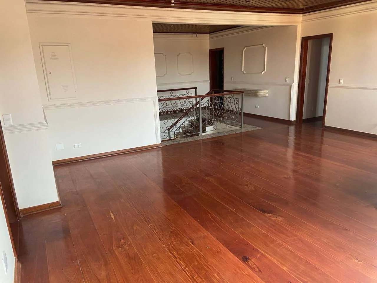 Imagem Luxuoso Imóvel em Alphaville - 4 Quartos (4 Suítes) e 4 Vagas de Garagem