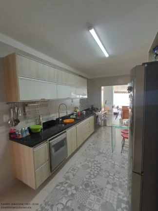 Imagem Luxuosa Casa em Condomínio à Venda em Camaçari-BA, Vila de Abrantes: 4 Quartos, 4 Suítes, 2 Salas, 2 Banheiros, 4 Vagas, 280m².