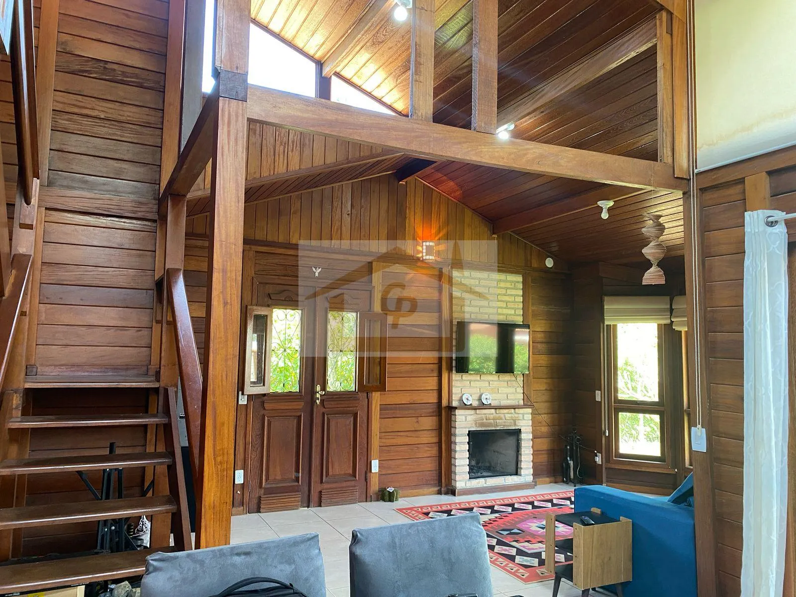 Foto do imóvel Casa mista com belo jardim 3 quartos sendo um suíte, 5 vagas. Rústico que encanta!