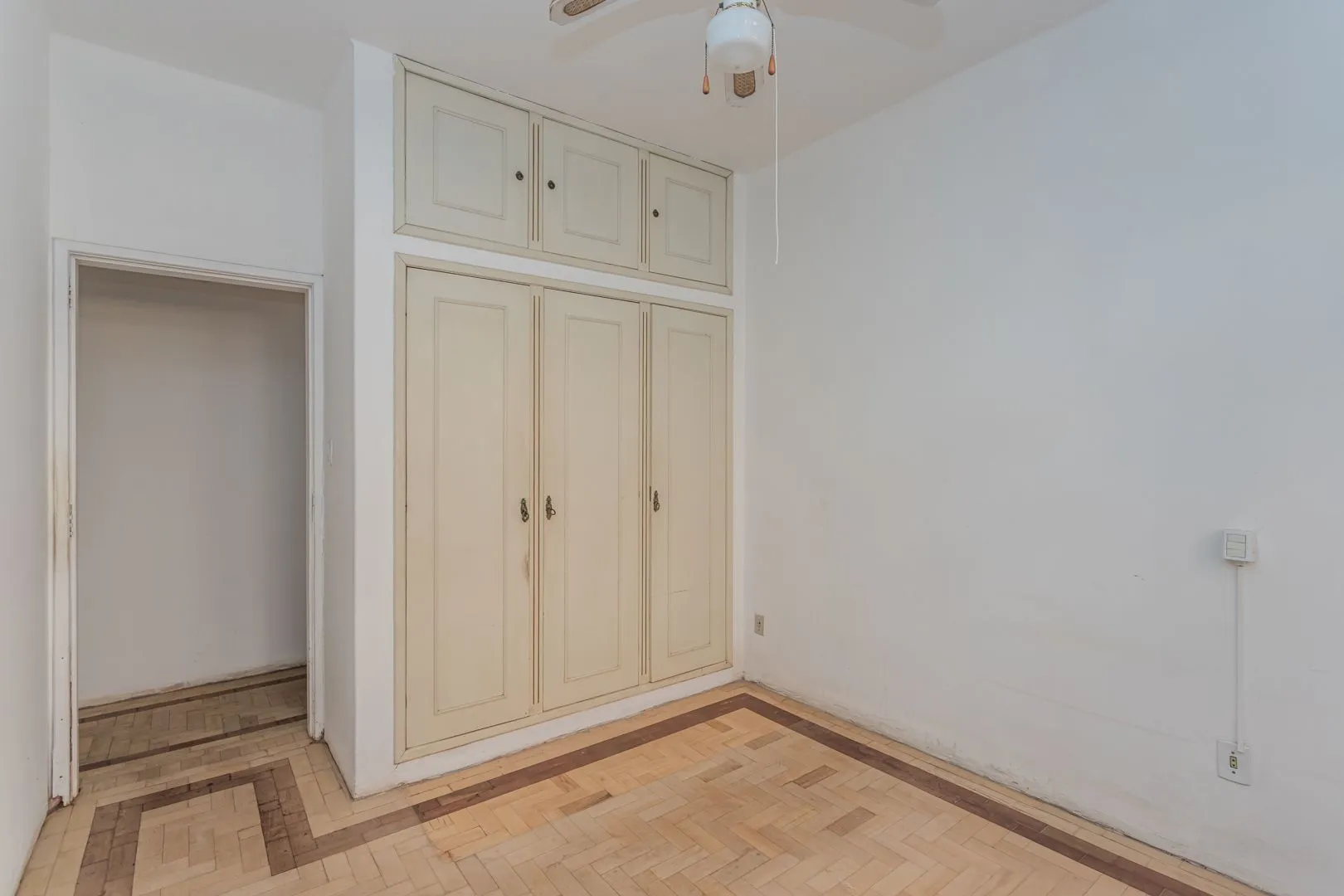 Imagem Casa no Menino Deus de 3 dormitórios e 5 vagas DESOCUPADA