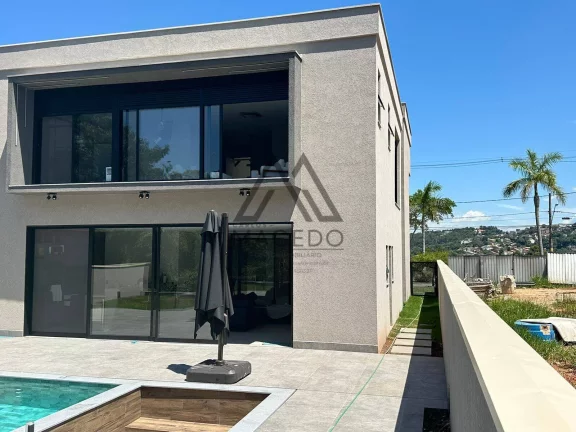Imagem Conforto e Segurança em Condomínio Fechado - Casa de Alto Padrão à Venda