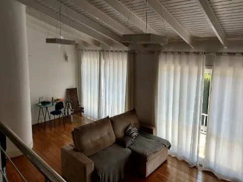 Imagem VENDA DE SOBRADO NO CONDOMÍNIO ARUJAZINHO IV, EM ARUJÁ/SP, 200m² com 5 suítes, ambientes claros, churrasqueira e vista privilegiada. CONSULTE-NOS