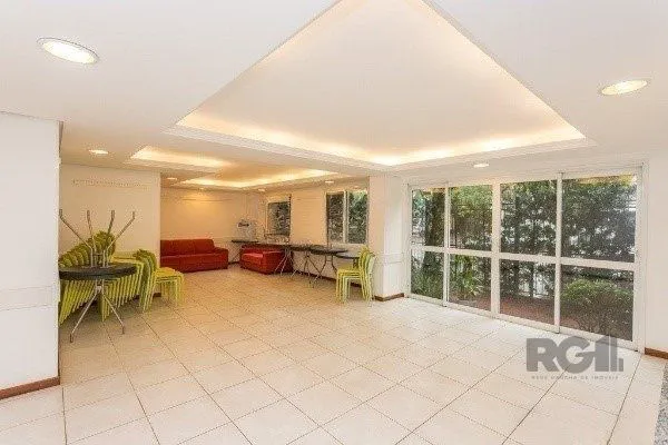 Imagem Apartamento de 2 dormitórios, 1 suíte e 1 vaga de garagem coberta e escriturada no bairro Floresta