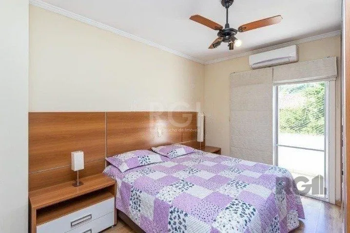 Imagem Casa com 03 dormitórios, 01 suíte, pátio, terraço com churrasqueira e vaga de garagem para 03 carros no bairro Ipanema