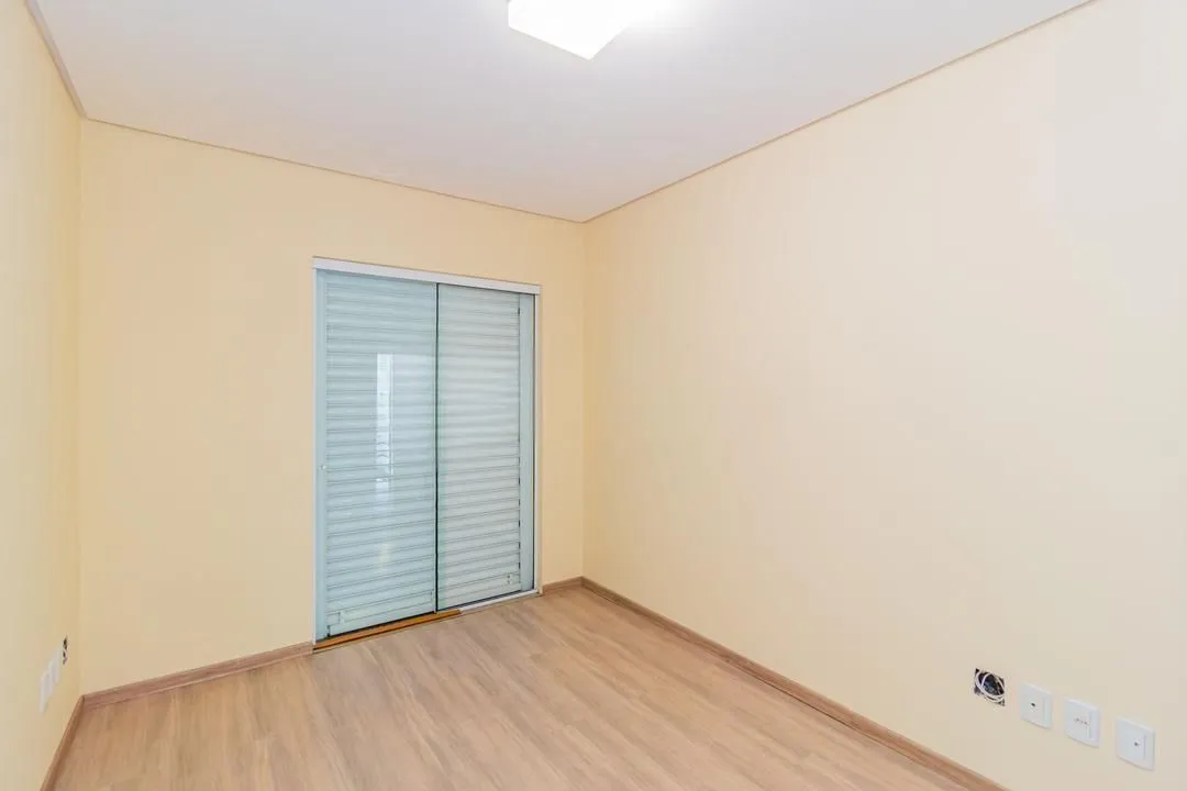 Imagem Casa com 3 dormitórios, suíte, lavabo e amplo pátio.