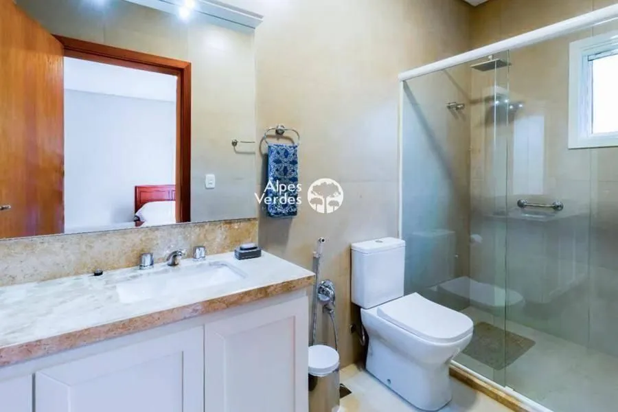 Imagem Vende-se Casa em Condominio com 4 suites a 5 minutos da Rua Coberta