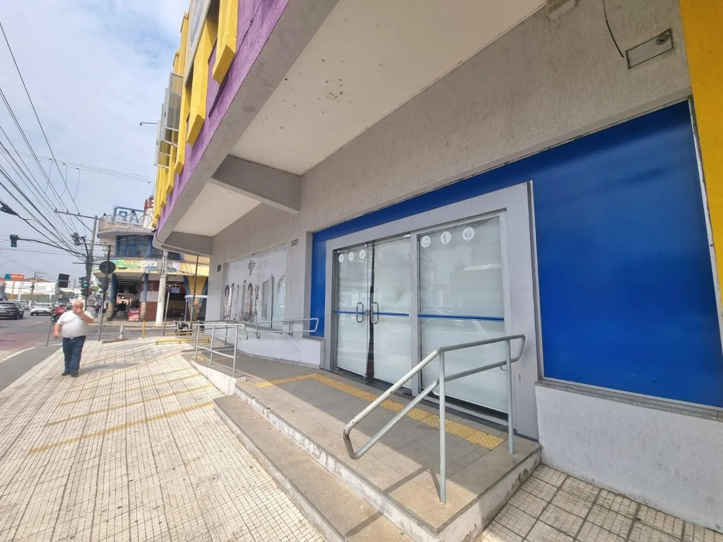 Foto do imóvel Ponto Comercial de Esquina com 360m², Grande Visibilidade, 3 Banheiros, Cozinha e Estacionamento Privativo