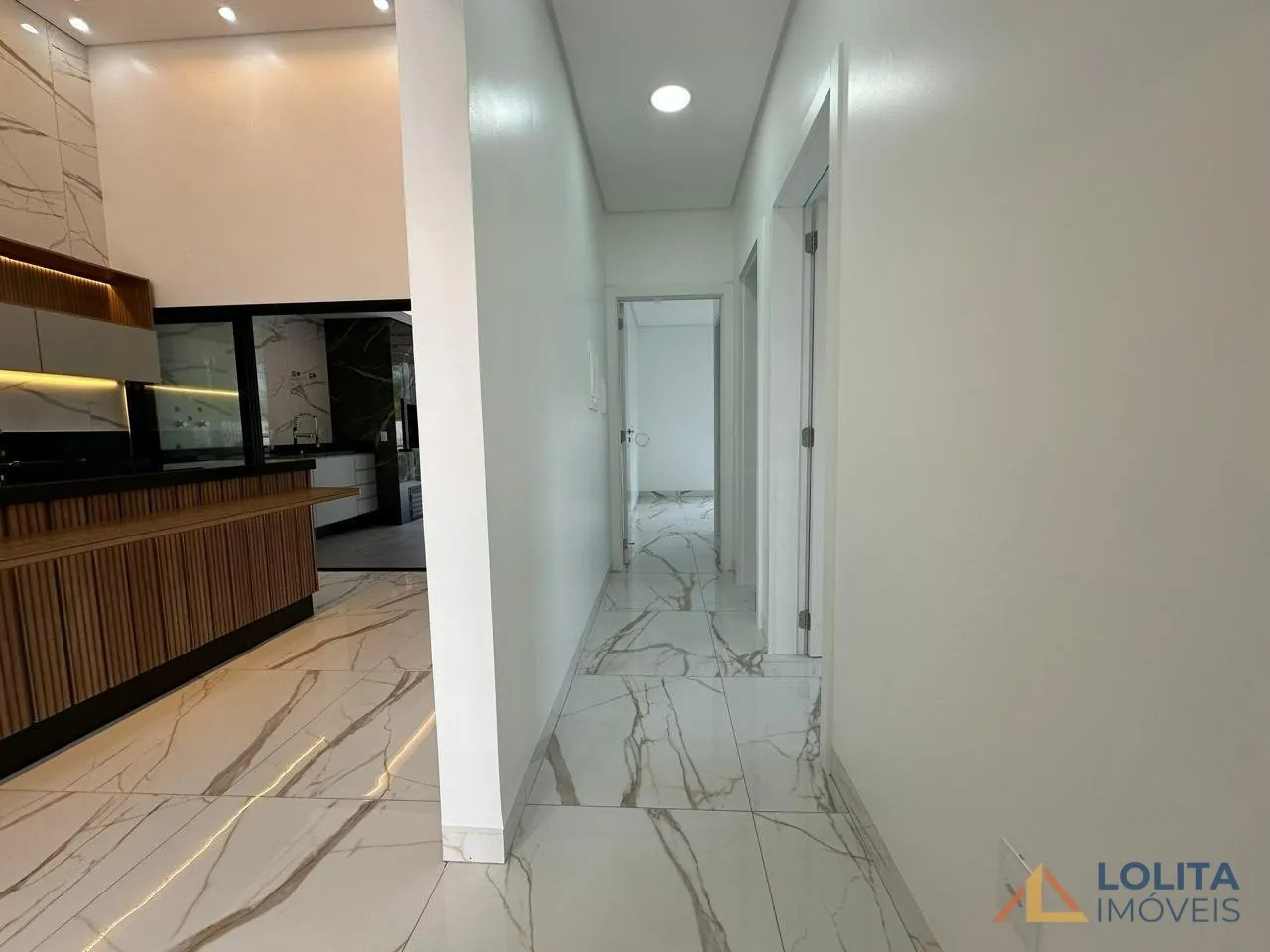 Imagem CASA COM 3 QUARTOS E 2 VAGAS DE GARAGEM À VENDA EM SÃO JOSÉ/SC