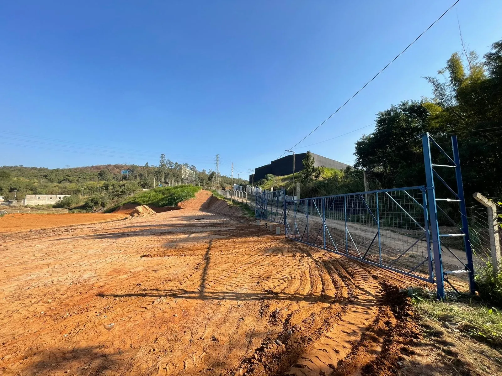 Imagem Área Empresarial e Industrial de Alto Potencial com Estacionamento para até 70 Vagas no Final de Obras