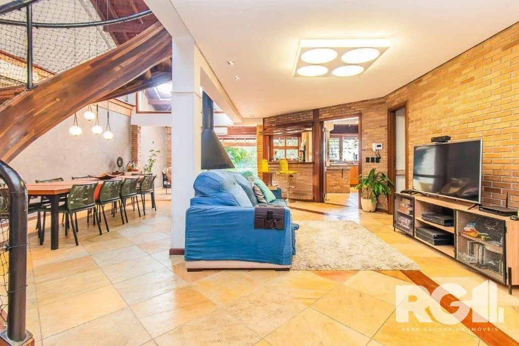 Imagem Casa espaçosa com 3 dormitórios, pátio com piscina e 4 vagas