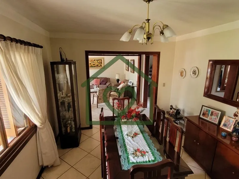Imagem Casa estilo " tradicional", sólida, construída p/ morar e ter muita história, como disse o propri...