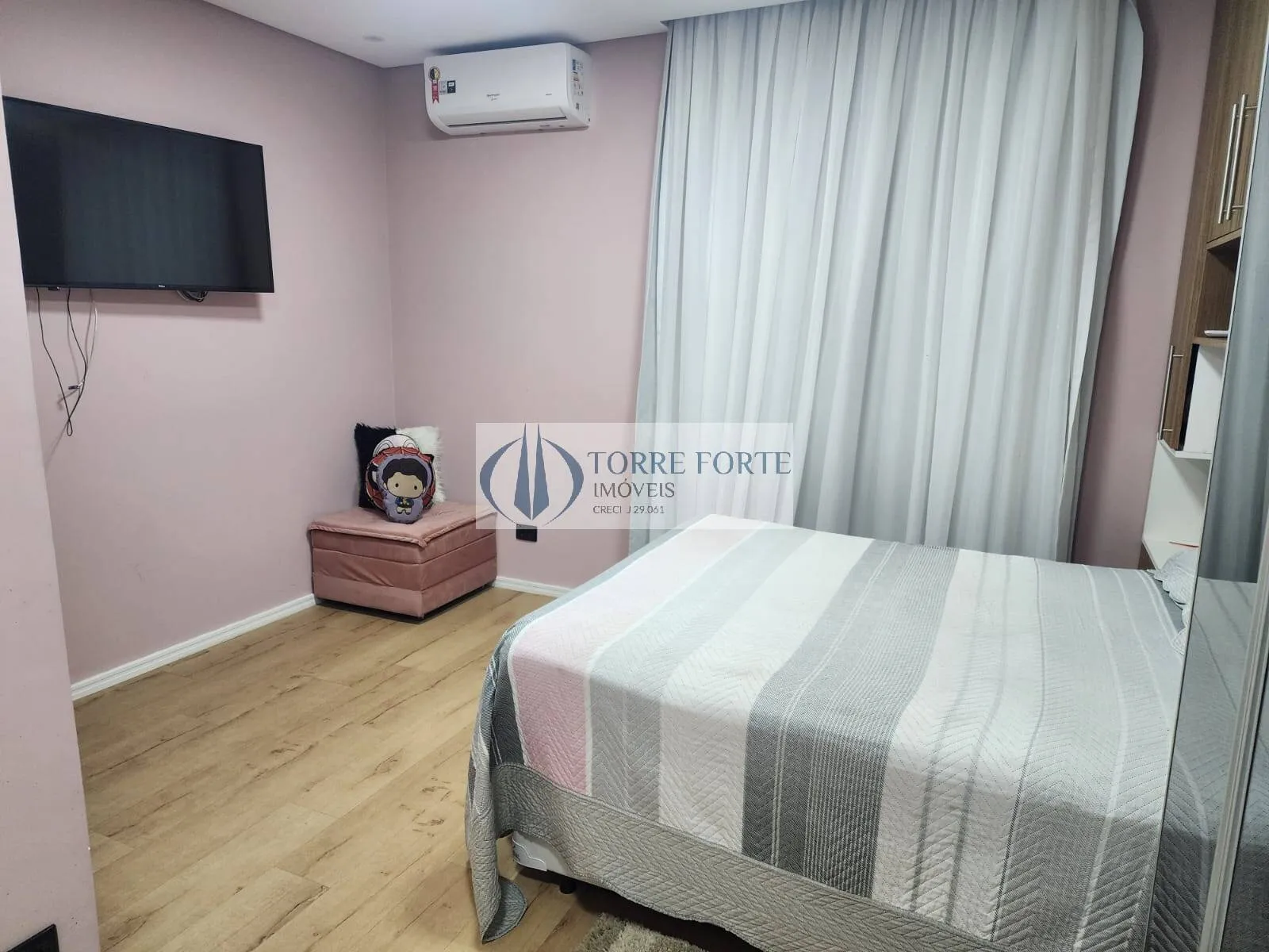 Imagem Sobrado com 3 quartos 2 suites , Picina ,5 vagas no Parque do Carmo.