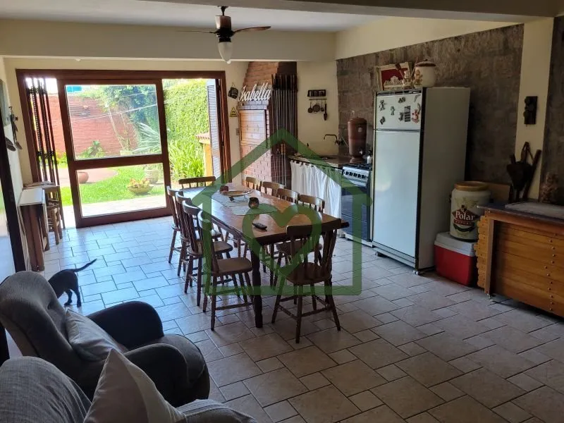Imagem Casa estilo " tradicional", sólida, construída p/ morar e ter muita história, como disse o propri...