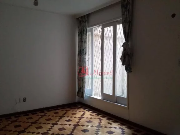 Imagem Na Cidade Baixa, térreo, 3 dormitórios, pátios e 3 vagas.