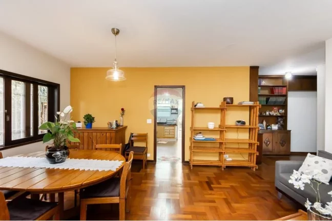 Imagem Casa Térrea bem localizada no jardim prudência com 3 Dormitórios sendo 1 Suíte, 3 Vagas Garagem.