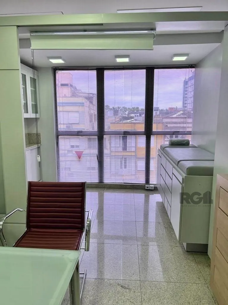 Imagem Conjunto comercial para comprar totalmente mobiliado e desocupado, localizado na prestigiada Rua Felipe Camarão, em frente à Redenção.
