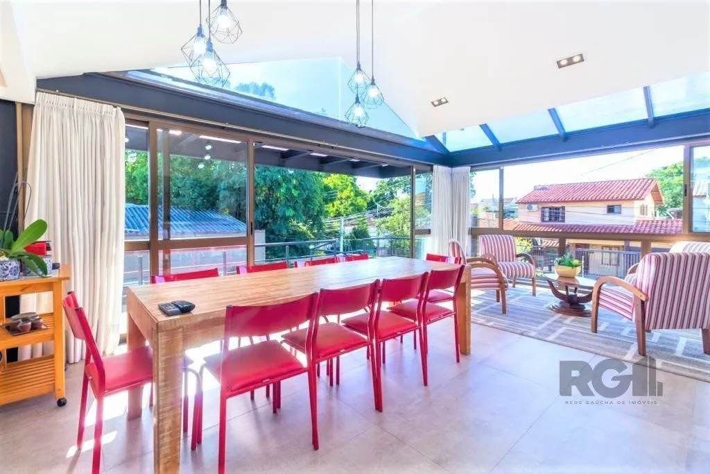 Casa de 380m², bairro Guarujá