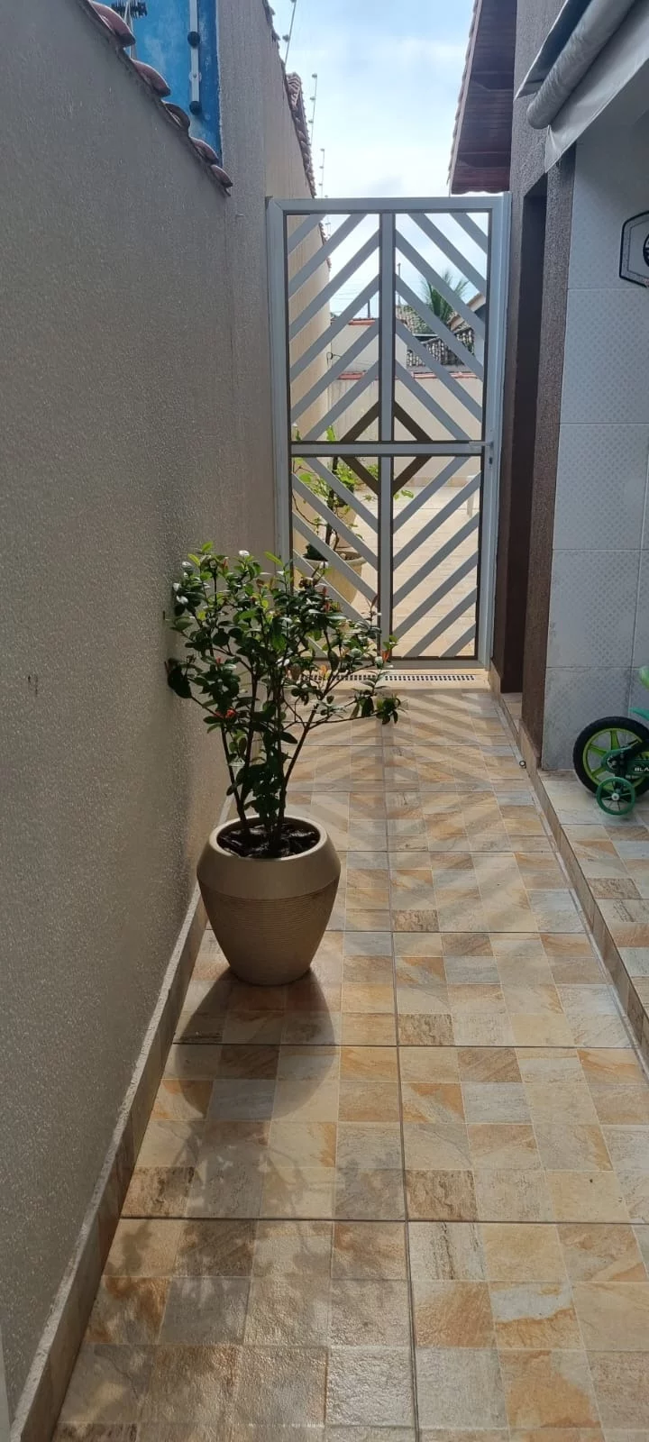 Imagem Linda casa à venda com piscina, 3 quartos, 1 suíte, 3 vagas em Peruíbe, SP