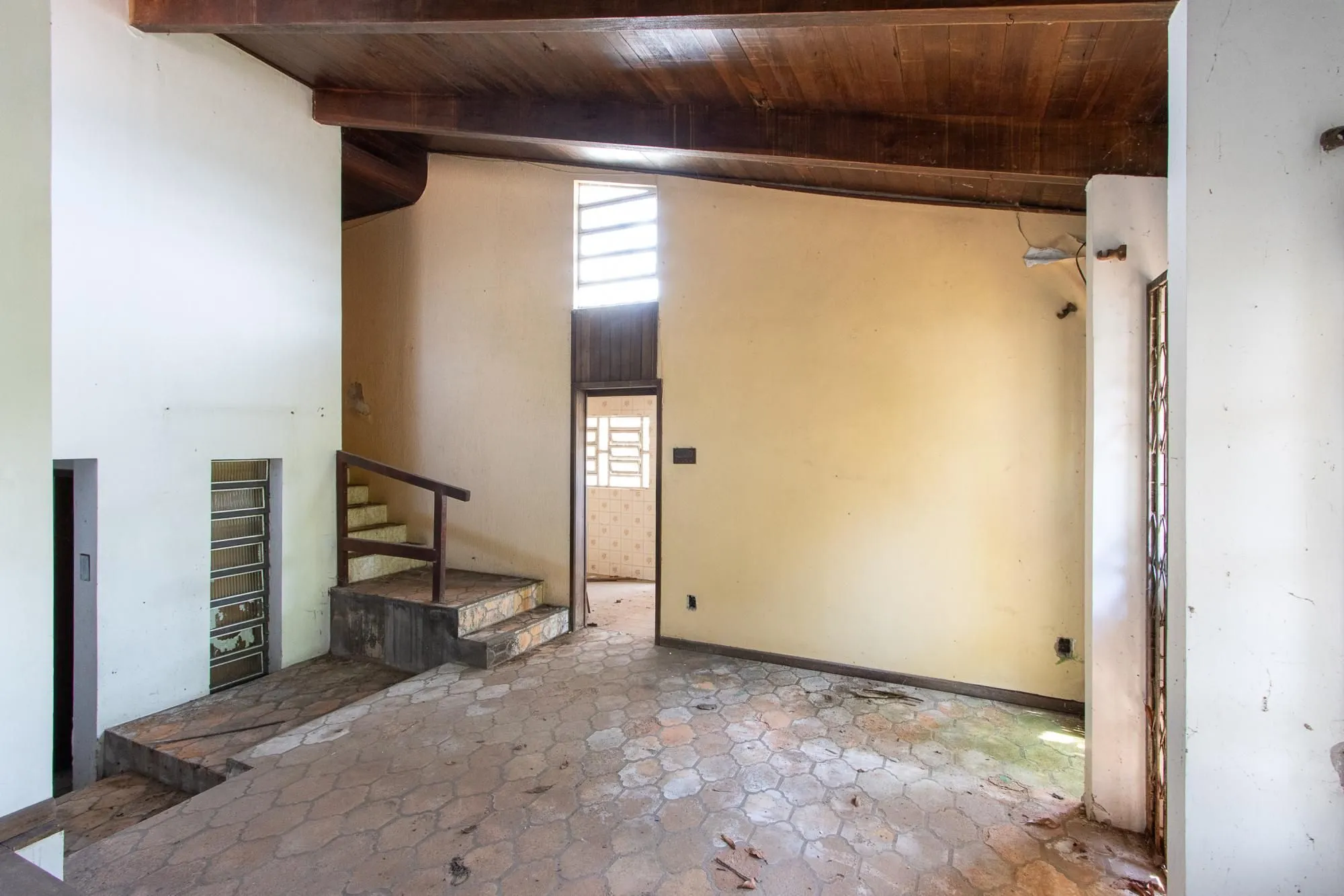 Imagem Casa para Venda - 320m², 3 dormitórios, sendo 1 suites, 4 vagas - Cristal
