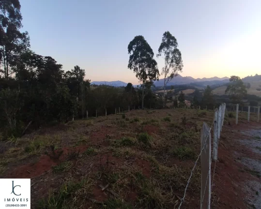 Lindas chácaras à venda , próximo a São Lourenço MG, acesso pela rodovia, a poucos metros do asfalto.