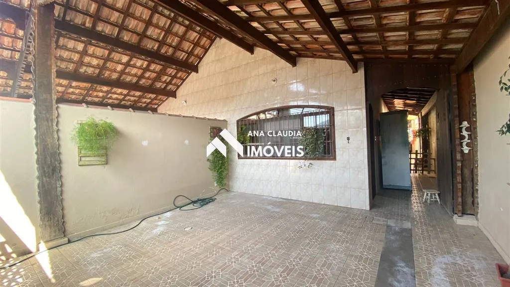 Imagem Casa bem localizada na praia de Mongaguá lado serra , próxima ao centro da cidade e a 450 metros da praia....