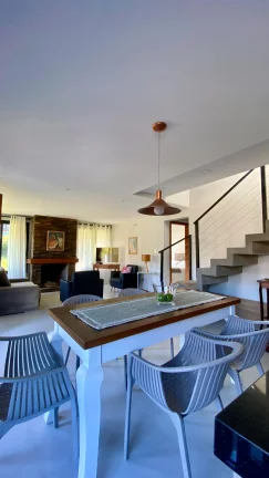 Imagem Casa de Alto Padrão em Garopaba-SC: 3 Suítes, 147m², Mobiliada, Próx. à Praia Central