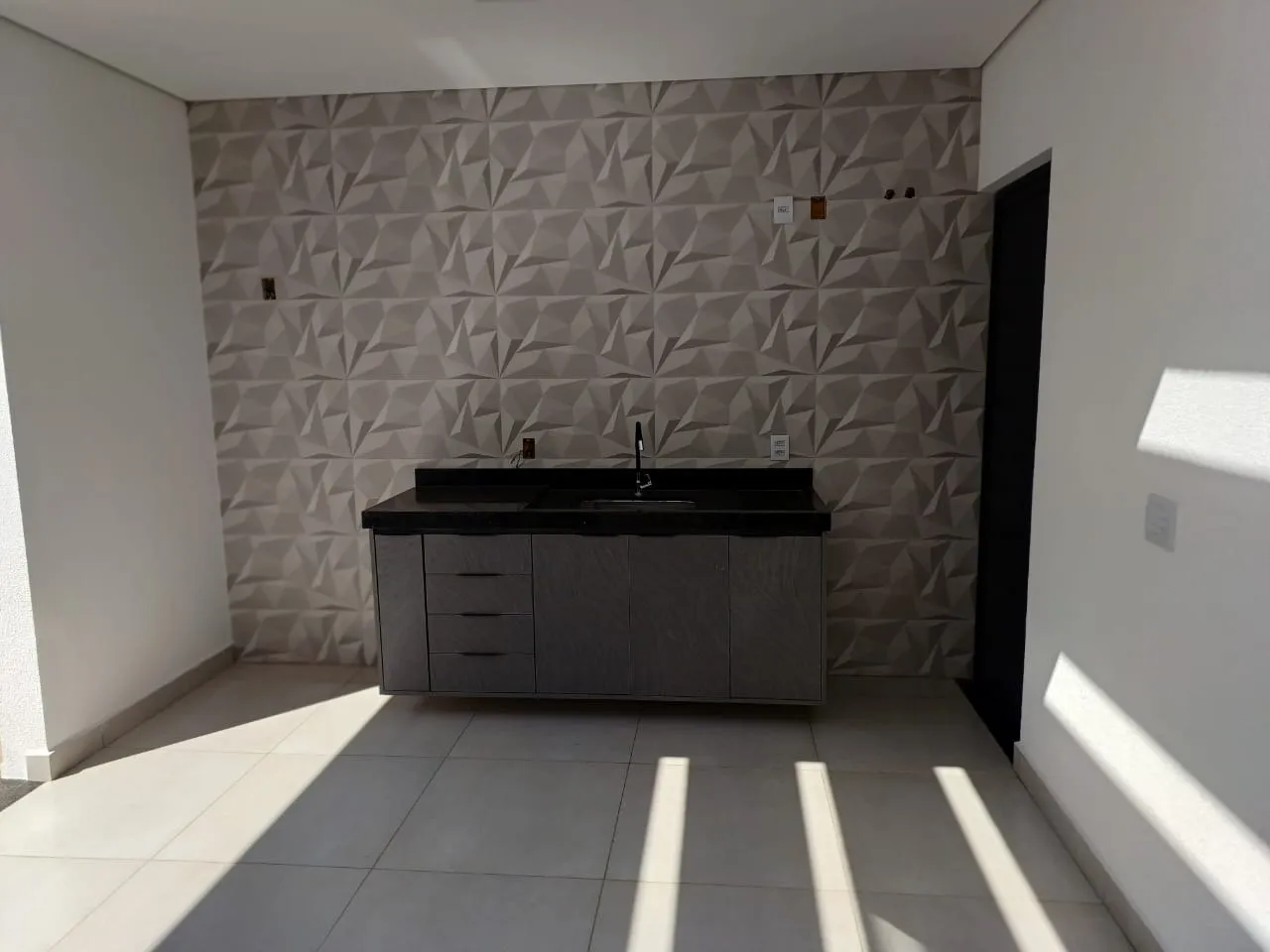 Imagem Casa de Luxo em Condomínio na Aparecidinha, Sorocaba-SP: 3 Quartos, 3 Suítes, 4 Vagas - 181m² - Venda ou Locação