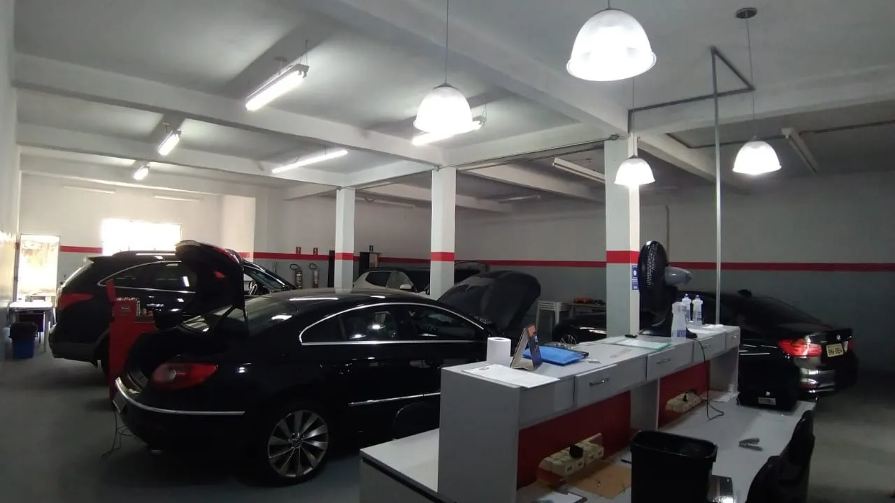 Imagem Sobrado comercial à venda em Sorocaba-SP, Jardim Nova Manchester: 3 salas, 5 banheiros, 3 vagas, 550m². Confira já!