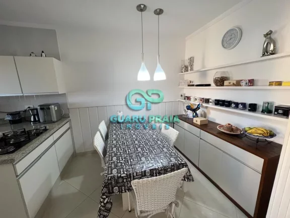 Imagem a 200m do mar com 3 dormitórios sendo 2 suítes, salas de estar com sacada e sala de jantar, cozinha com armários embutidos e despensa, área de serviço