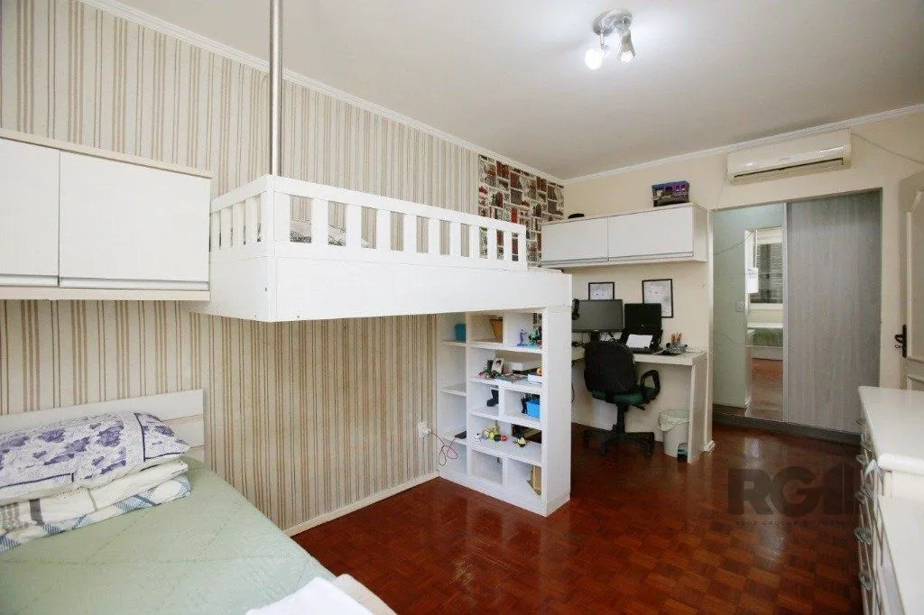 Imagem Excelente casa de 235m² com 4 dormitórios e 3 vagas no bairro Azenha.