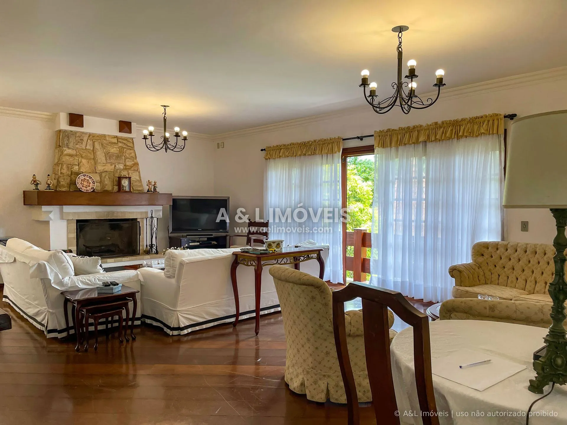 Imagem Casa com 4 dormitórios e 2 suítes na Vila Capivari, Campos do Jordão