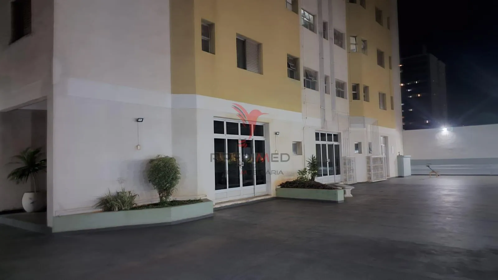 Imagem Vendo Apartamento Espaçoso na Vila Monteiro com 2 banheiros e garagem coberta