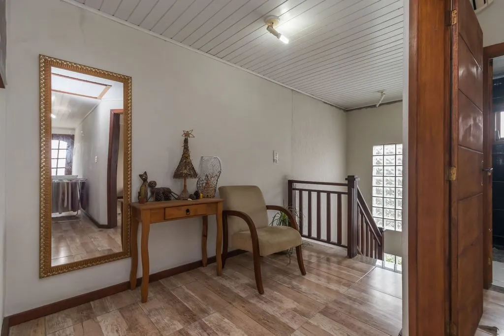 Imagem Casa de 6 dormitórios à venda Bairro Vila Nova - Porto Alegre