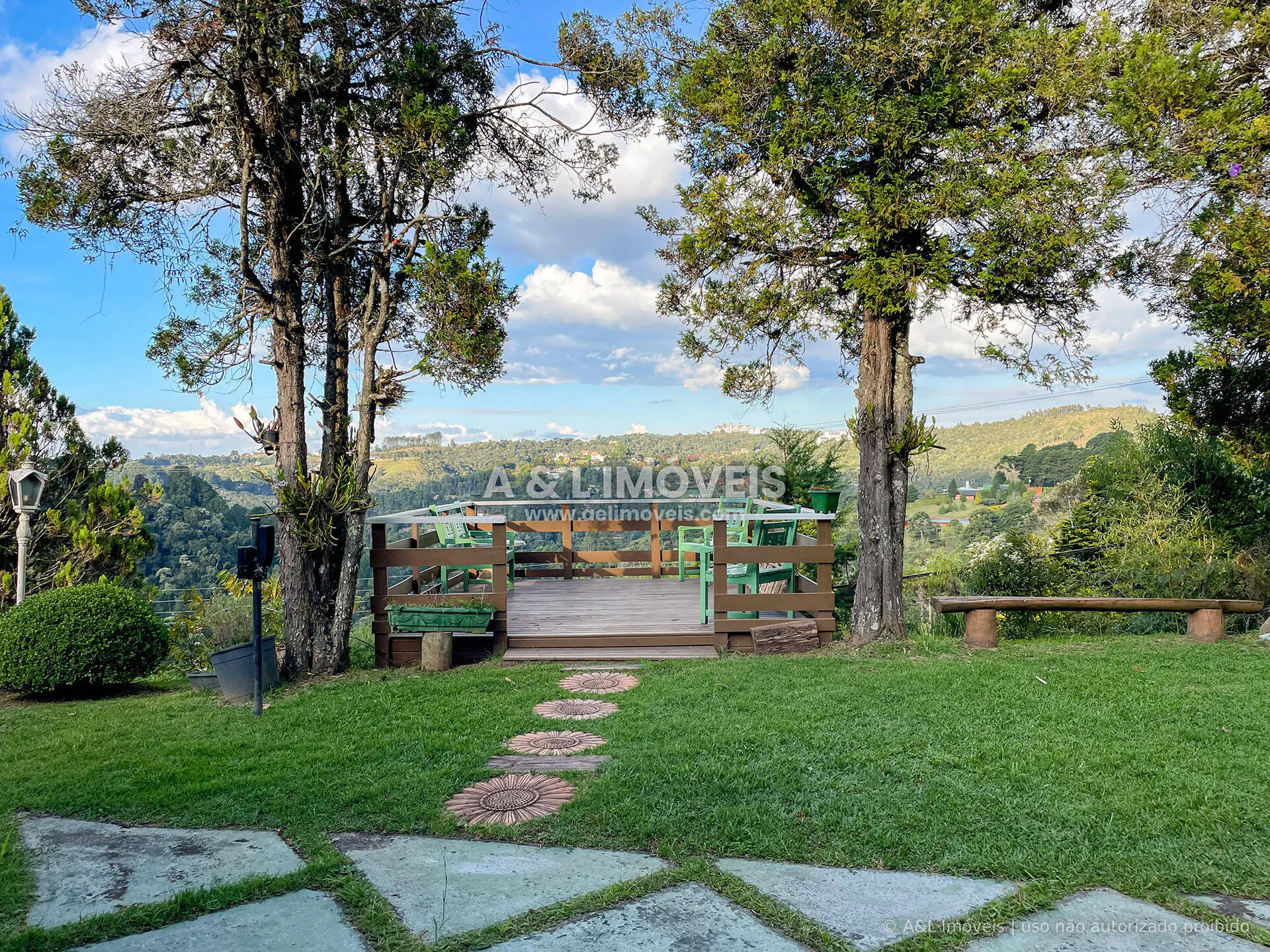 Imagem Casa à Venda em Campos do Jordão | 5 Dorms., Lareira e Deck Panorâmico