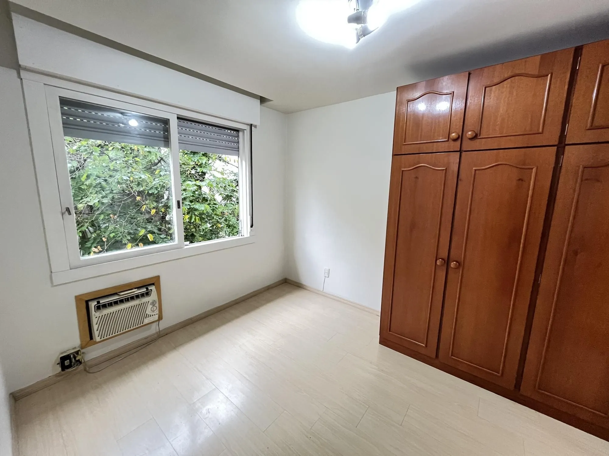 Imagem Cobertura de um quarto no bairro Santana em Porto Alegre.