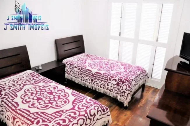 Imagem CASA DE ALTO PADRÃO NUM DOS MELHORES CONDOMÍNIOS DA REGIÃO DA GRANJA VIANA, COM CAMPO DE GOLF.

A...