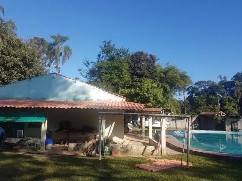 Imagem VENDA DE CHÁCARA NO RETIRO, EM ARUJÁ/SP, 4.300m² com 2 casas, 5 quartos, piscina. CONSULTE-NOS.