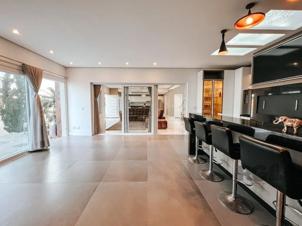 Imagem Excelente residência com aproximadamente 242m² privativos,