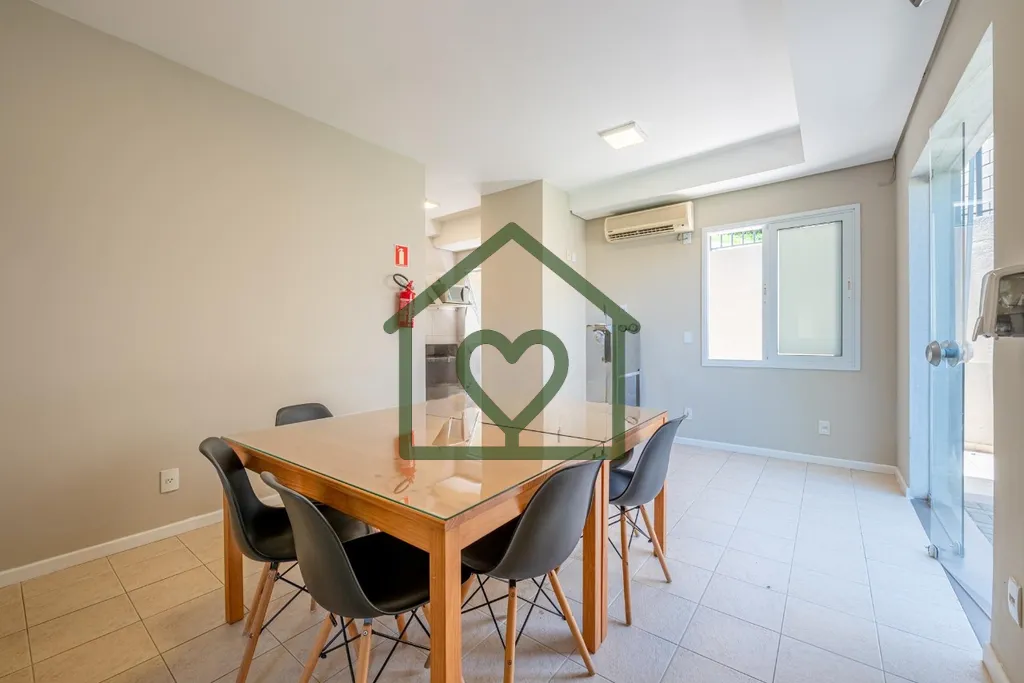 Imagem Casa semimobiliada em condomínio com infraestrutura completa, localizada no bairro Jardim Carvalho....