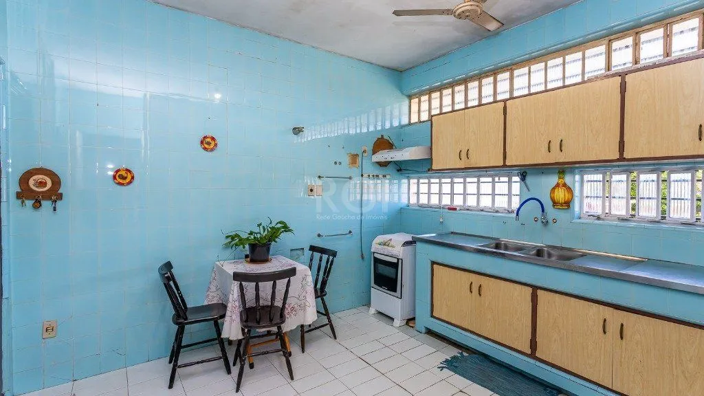 Imagem Vende casa com 05 quartos e garagem para 5 carros.