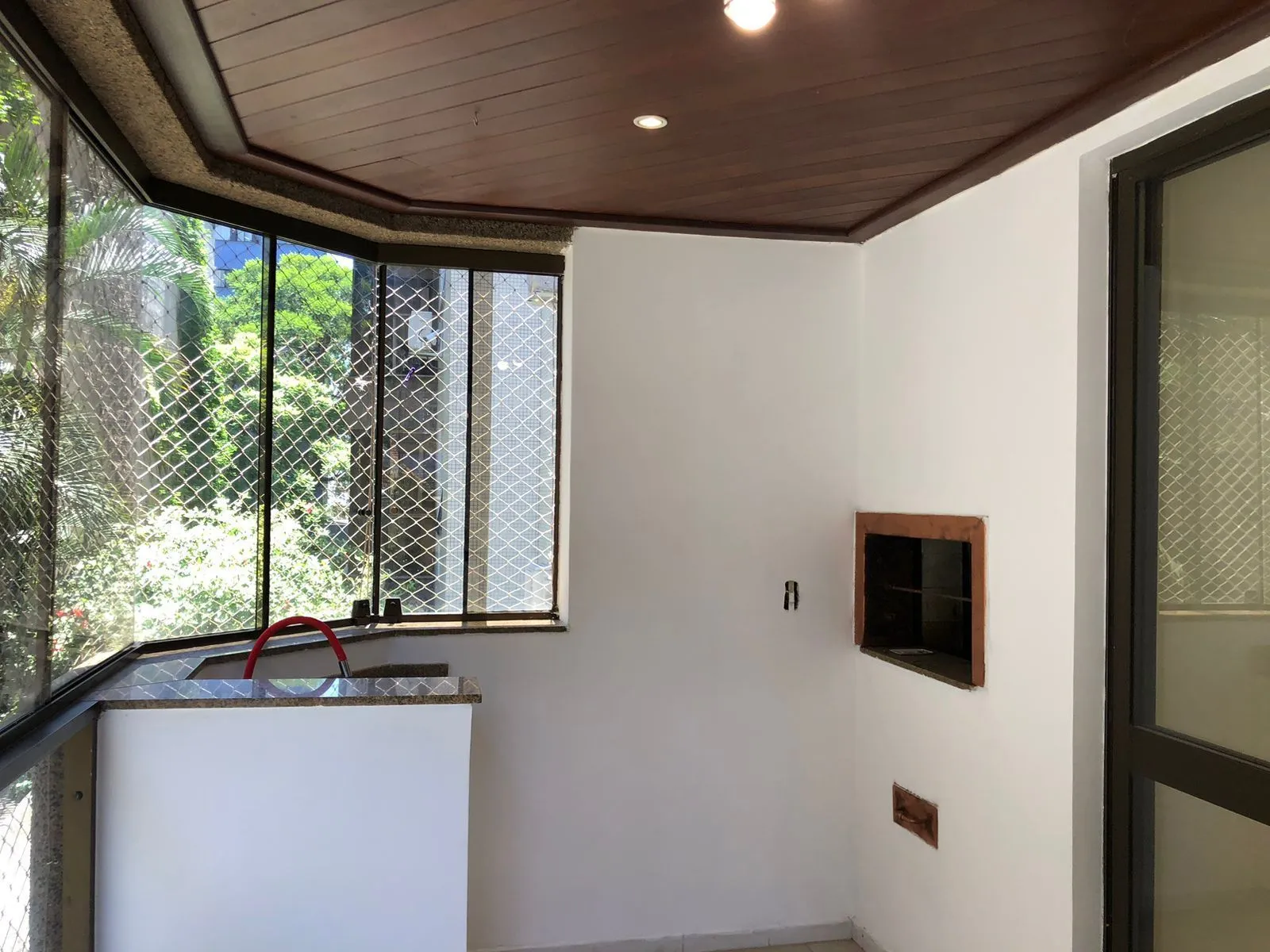 Imagem Vende ou aluga no bairro Menino Deus, com garagem, apartamento de 03 dormitórios, suíte, living 02 ambientes, com sacada e churrasqueira