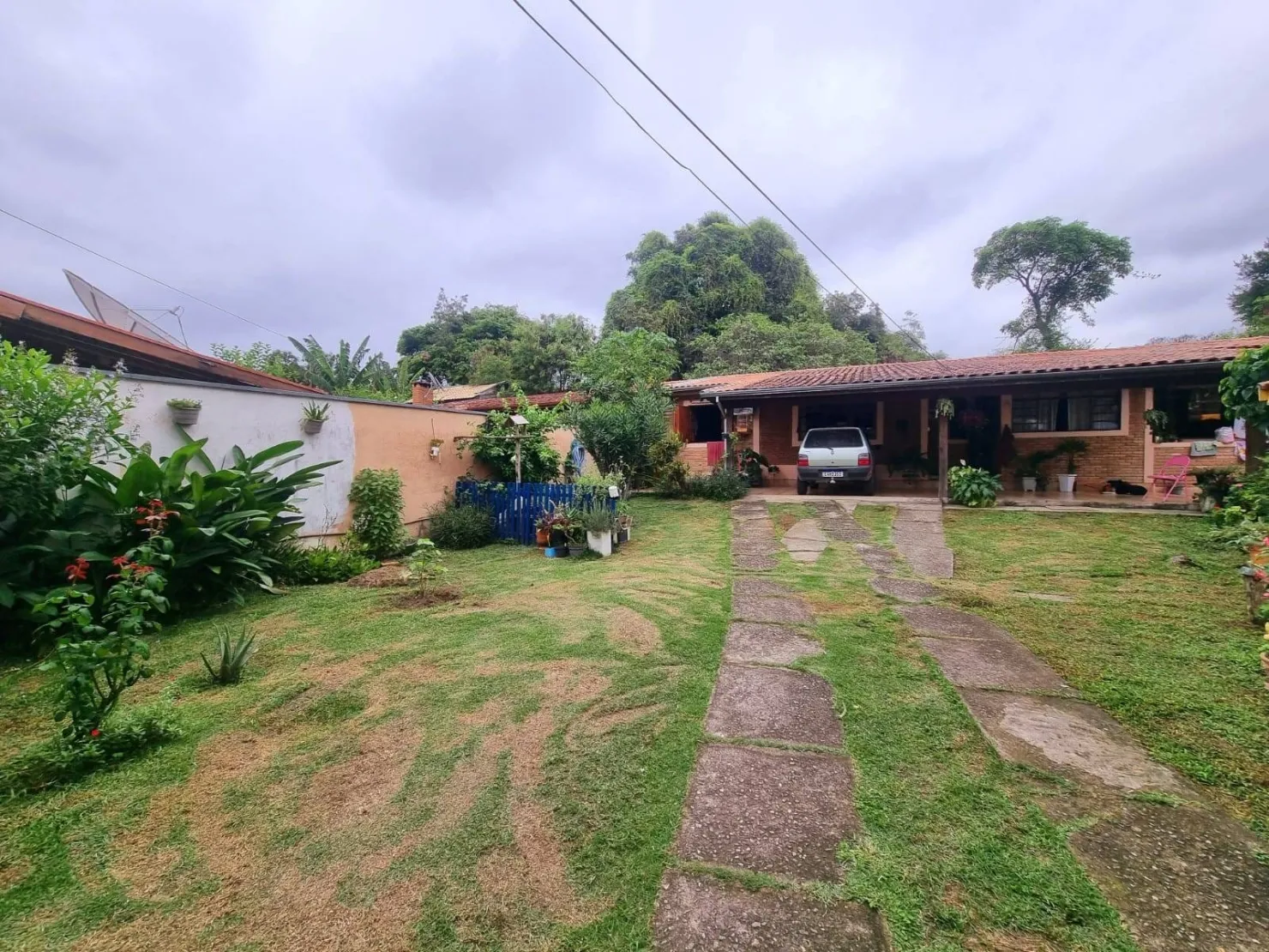 Imagem Linda Casa Térrea com Salão Comercial em Excelente Localização: 3 Dormitórios, Quintal Amplo e Tranquilidade Garantida a 5 Minutos do Centro da Cidade