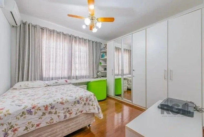 Imagem Casa 221m² - 3 dormitórios, 1 suíte, 4 vagas de garagem no bairro Vila Assunção