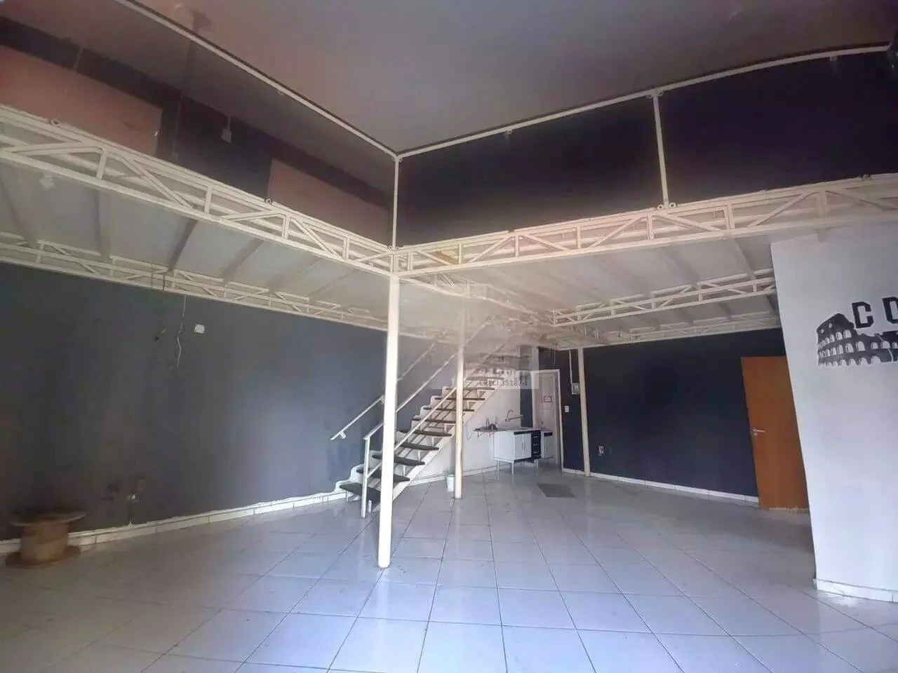 Imagem Excelente ponto comercial de esquina para locação no centro de Pindamonhangaba, em frente ao Museu Palacete Visconde da Palmeira.
