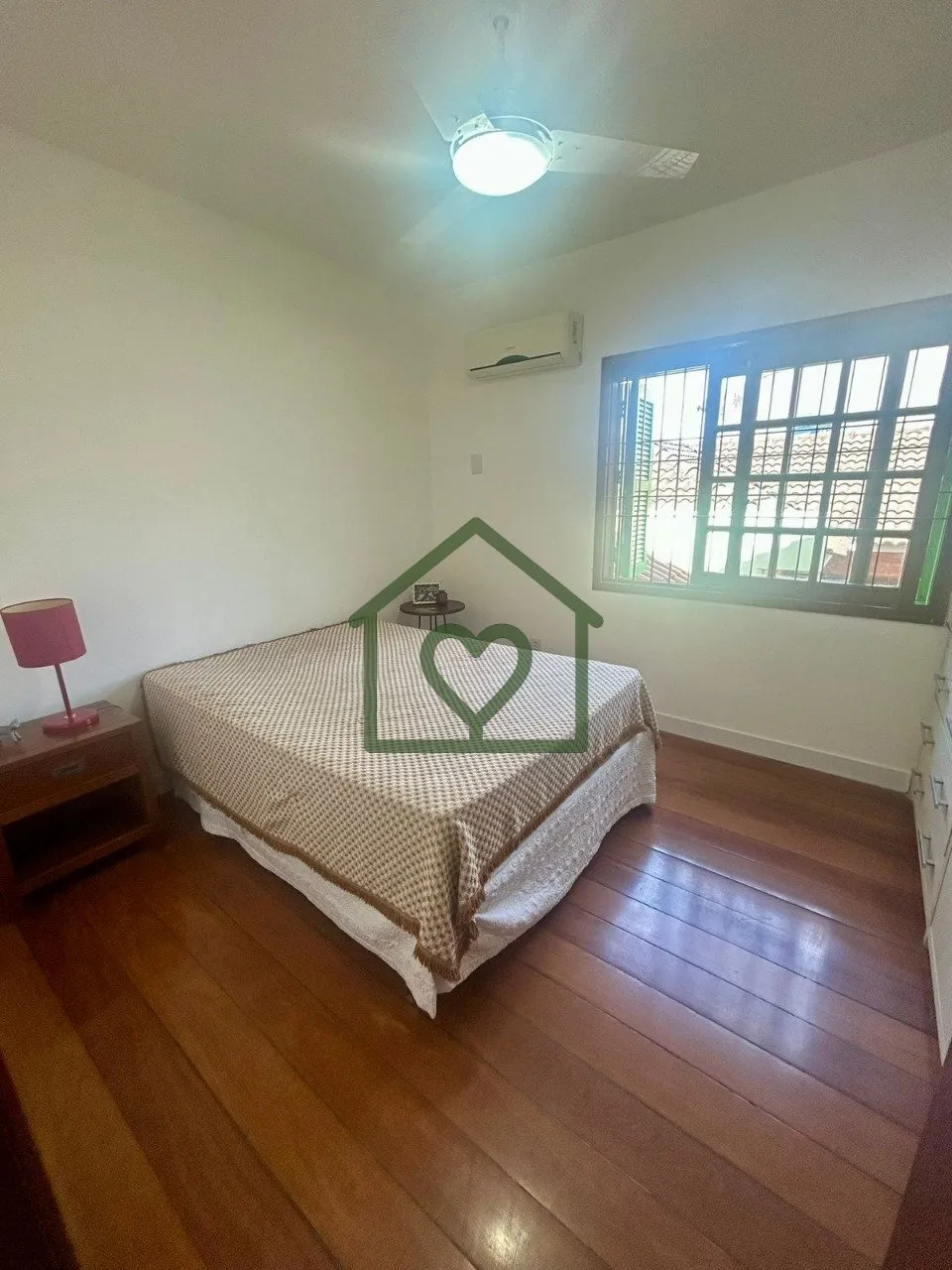 Imagem O imóvel conta com 3 dormitórios, sendo 1 suíte máster com closet em madeira e banheiro com hidr...