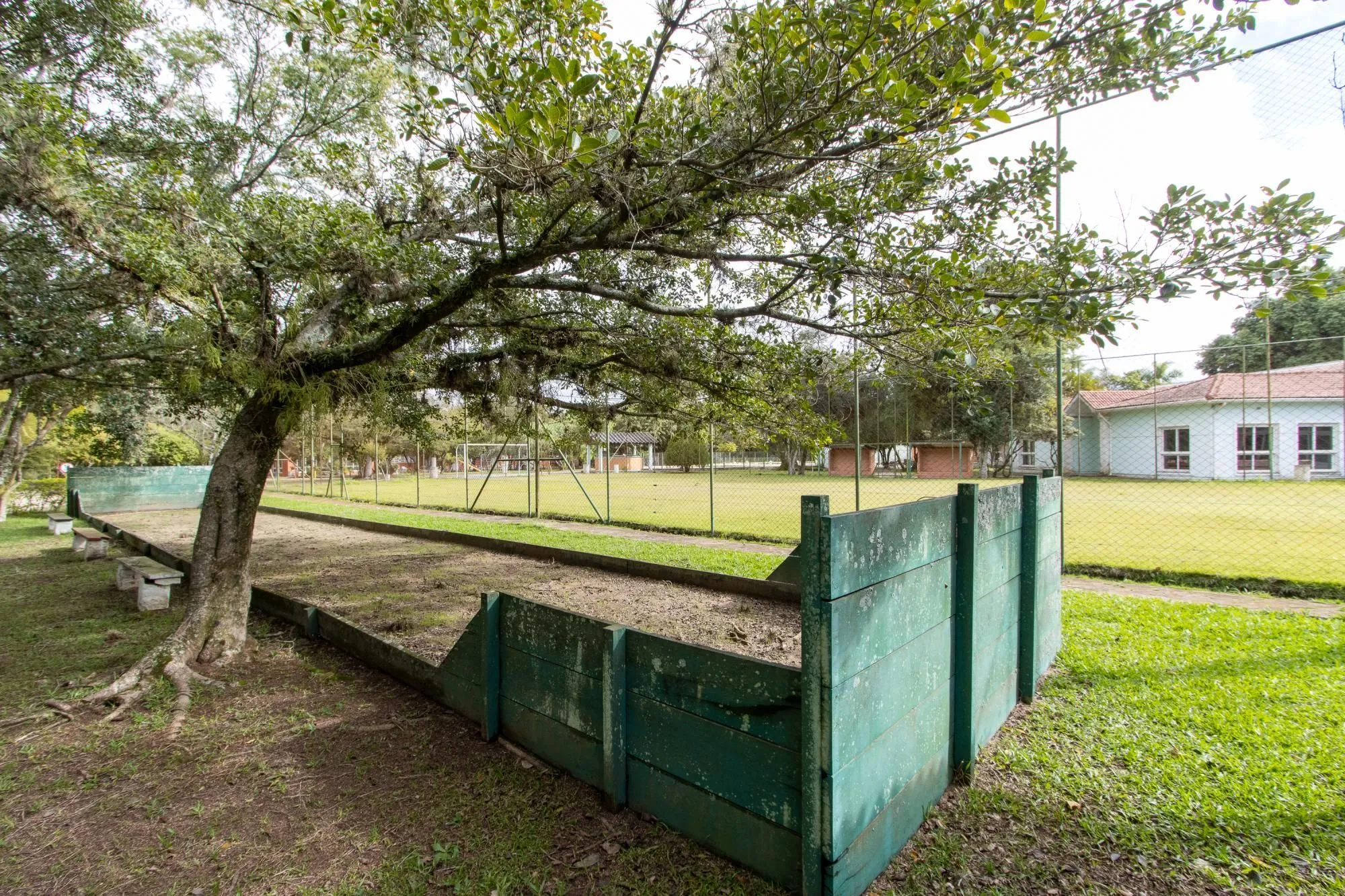 Imagem Terreno com edificações para múltiplos negócios lucrativos.