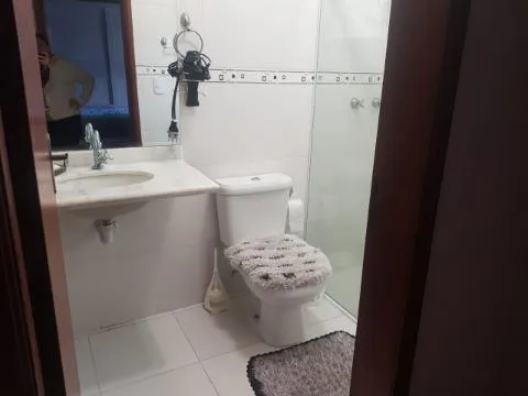 Imagem VENDA DE CASA CONDOMÍNIO IBIRAPITANGA A/T 800m² A/C 350m³ com 4 dormitórios sendo 2 suítes, lavabo, sala 3 ambientes, cozinha americana, piscina, chur
